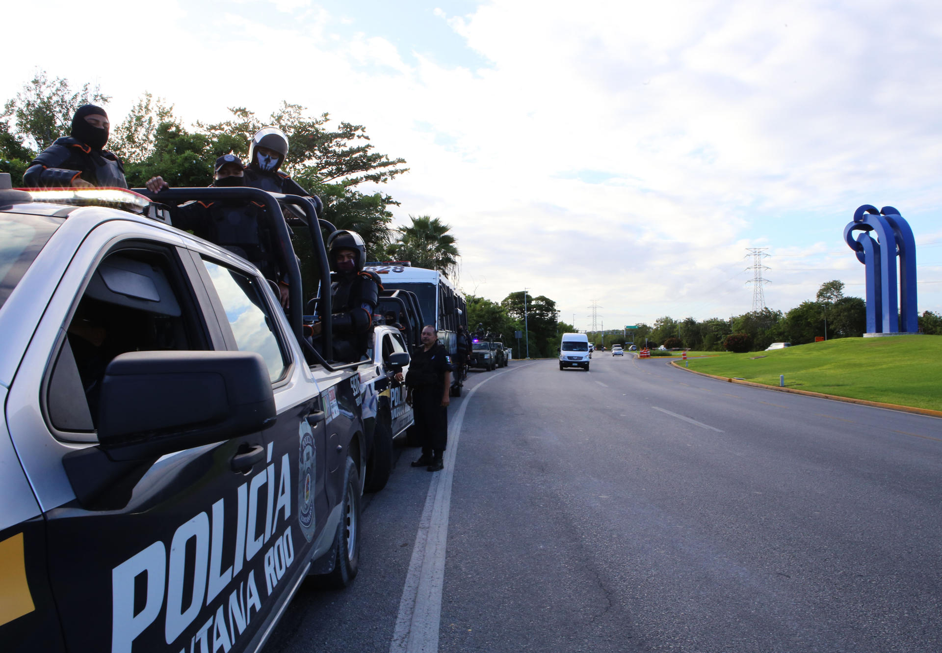 Protesta de miles de motociclistas afecta a turistas del Caribe mexicano Agentes de la policía estatal vigilan los alrededores del Aeropuerto Internacional de Cancún (México). Fotografía de archivo. EFE/Alonso Cupul