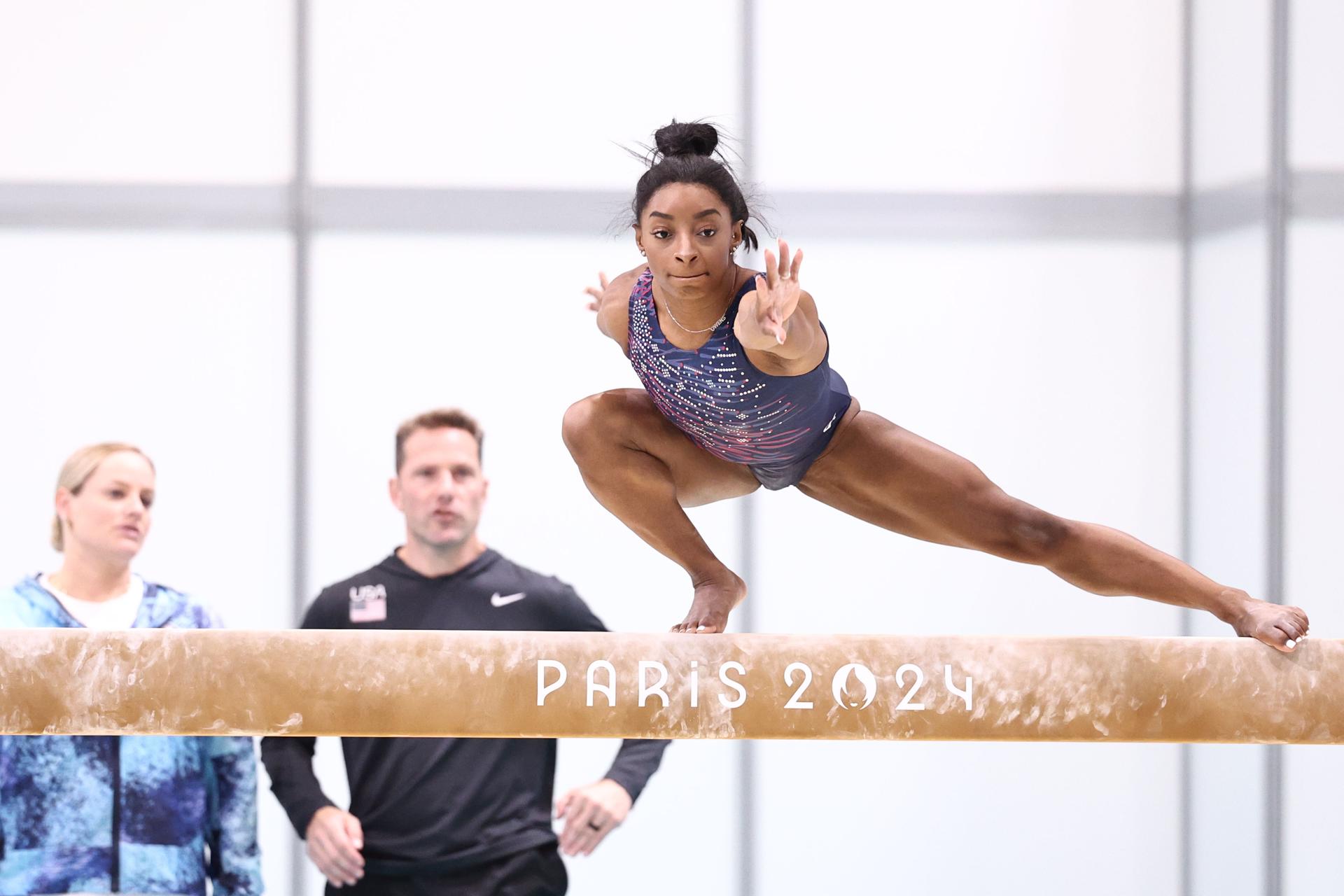 París, última parada La estadounidense Simone Biles durante un entrenamiento este miércoles en París. EFE/EPA/ANNA SZILAGYI