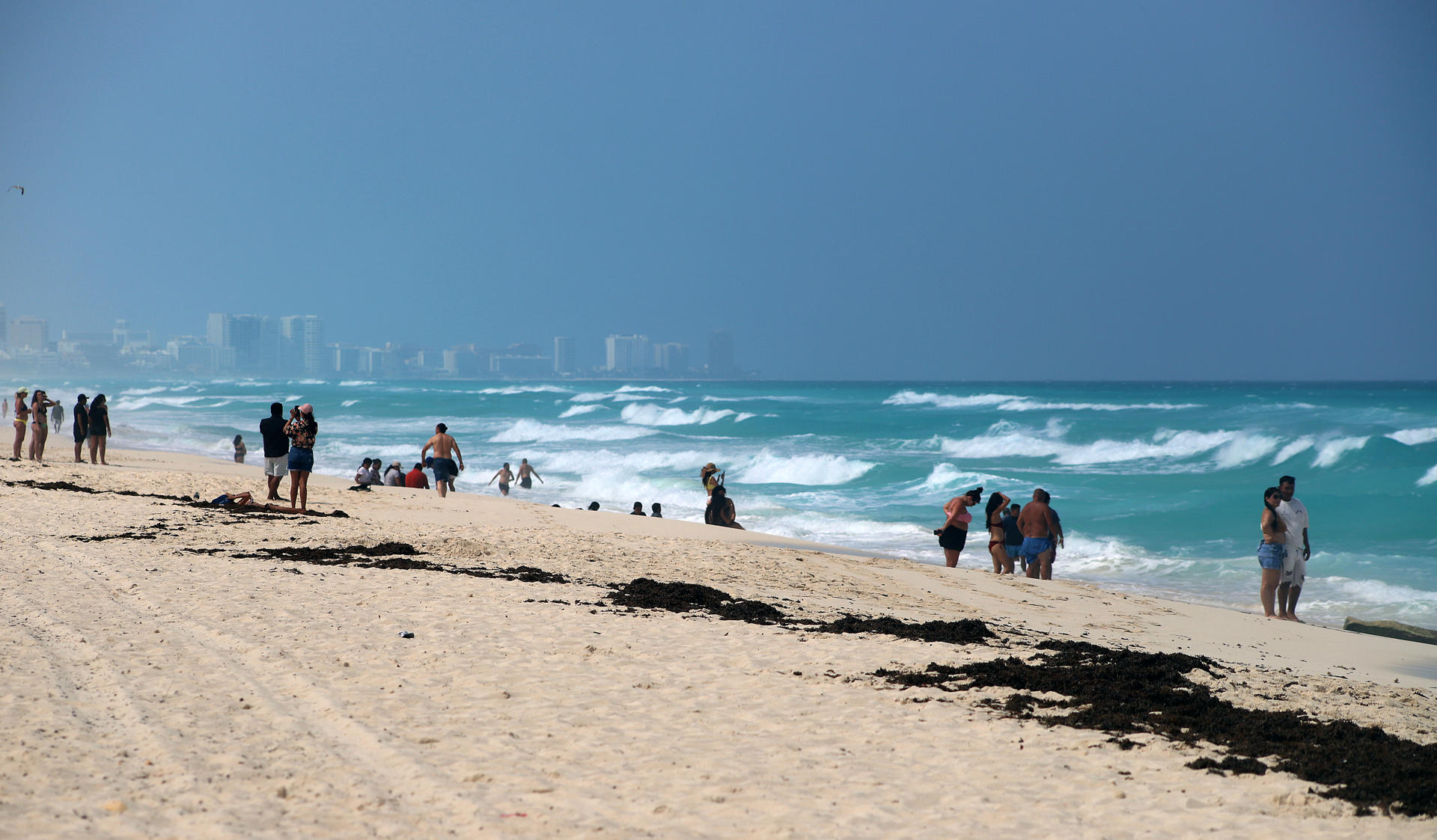 Turismo internacional dejó 14.975 millones de dólares a México de enero a mayo Turistas permanecen en las playas ante el alto oleaje en el balneario de Cancún, en Quintana Roo (México). Imagen de archivo. EFE/ Lourdes Cruz