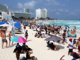 Crece un 5,5 % los turistas que entran a México vía aérea en primeros cinco meses de 2024 Fotografía de archivo que muestra turistas en una playa en el balneario mexicano de Cancún en Quintana Roo (México). EFE/Alonso Cupul