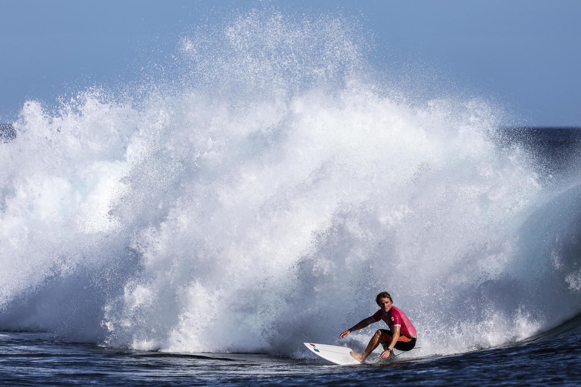 Las olas en Tahití seleccionan a los mejores 32 surfistas El mexicano Alan Cleland compite en Teahupo'o, este domingo 28. EFE/EPA/FAZRY ISMAIL