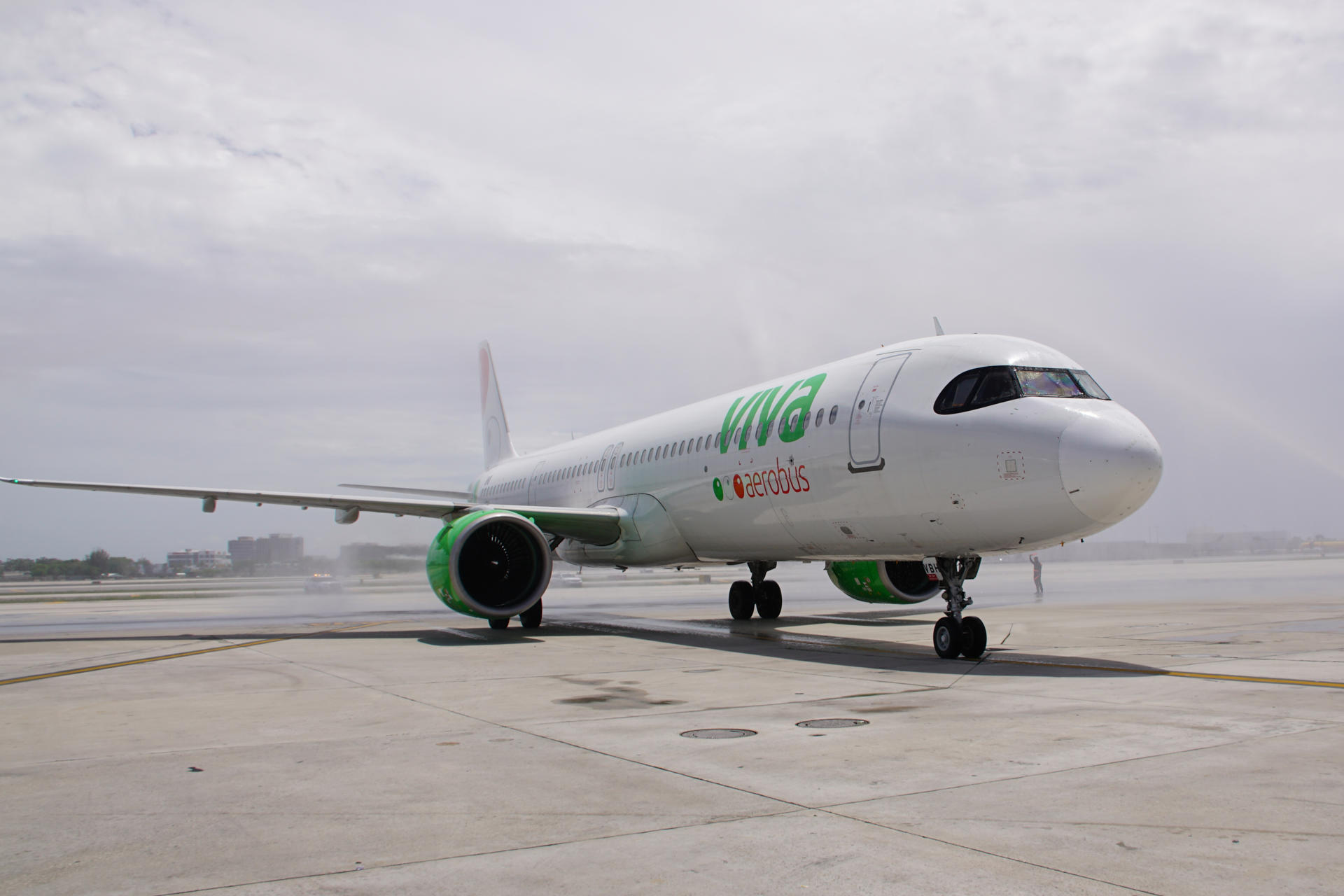 La mexicana Viva Aerobus inaugura cincos vuelos desde Miami a Monterrey y Mérida Fotografía cedida por el Aeropuerto de Miami donde se observa un avión durante la ceremonia inaugural del vuelo de Viva Aerobus desde Miami a Monterrey el lunes 1 de julio en Miami, (Estados Unidos). EFE/ Aeropuerto de Miami /SOLO USO EDITORIAL /NO VENTAS /SOLO DISPONIBLE PARA ILUSTRAR LA NOTICIA QUE ACOMPAÑA /CRÉDITO OBLIGATORIO