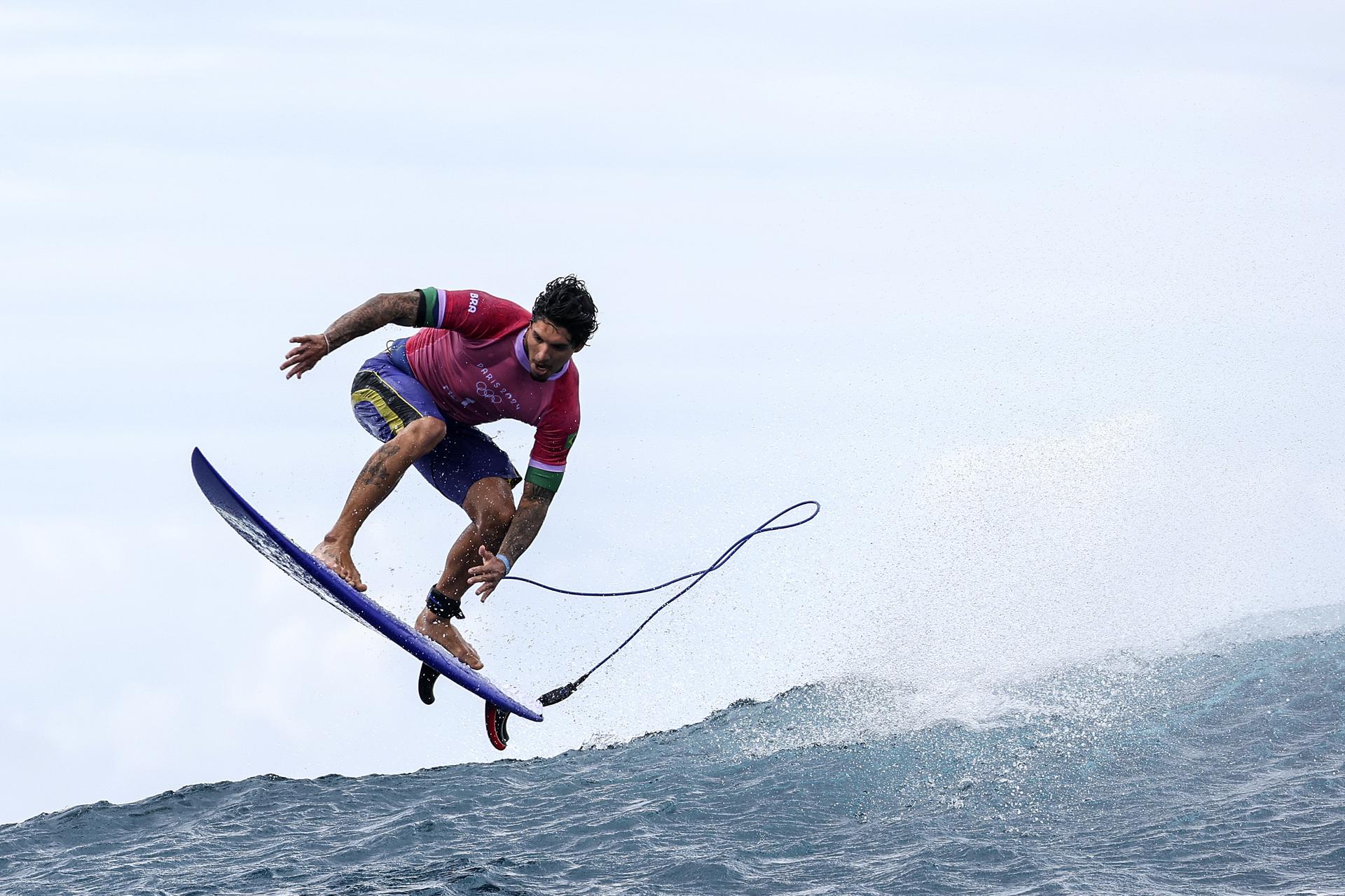 Brasileños Gabriel Medina y Joao Chianca se retarán en los cuartos del surf olímpico El brasileño Gabriel Medina compite en Teahupo'o (Tahití). EFE/EPA/FAZRY ISMAIL