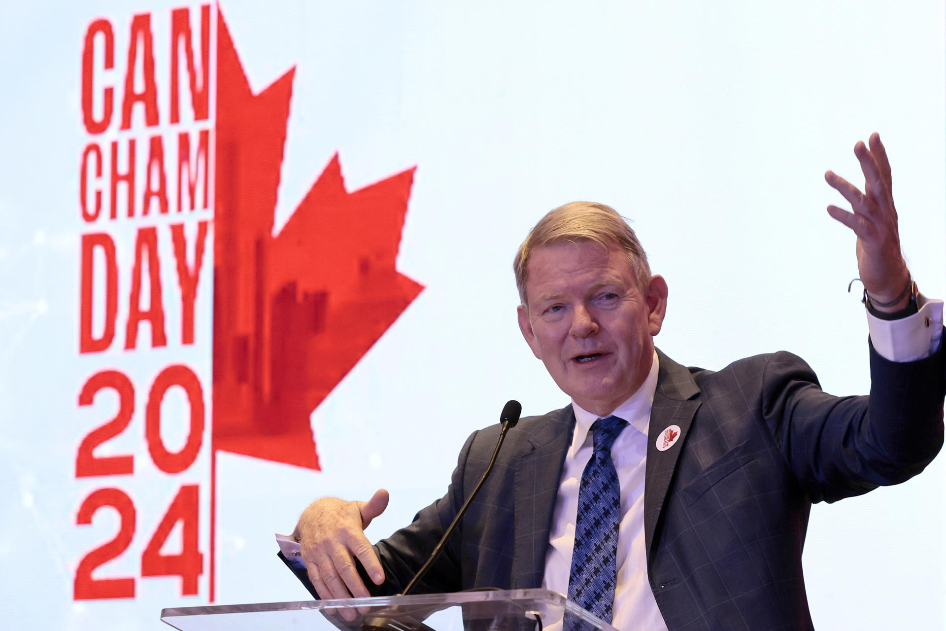 Canadá pide a México un diálogo conjunto ante EE.UU. en la revisión del tratado T-MEC El embajador de Canadá en México, Graeme C. Clark, habla durante el CanCham Day, este jueves en Ciudad de México (México). EFE/ José Méndez