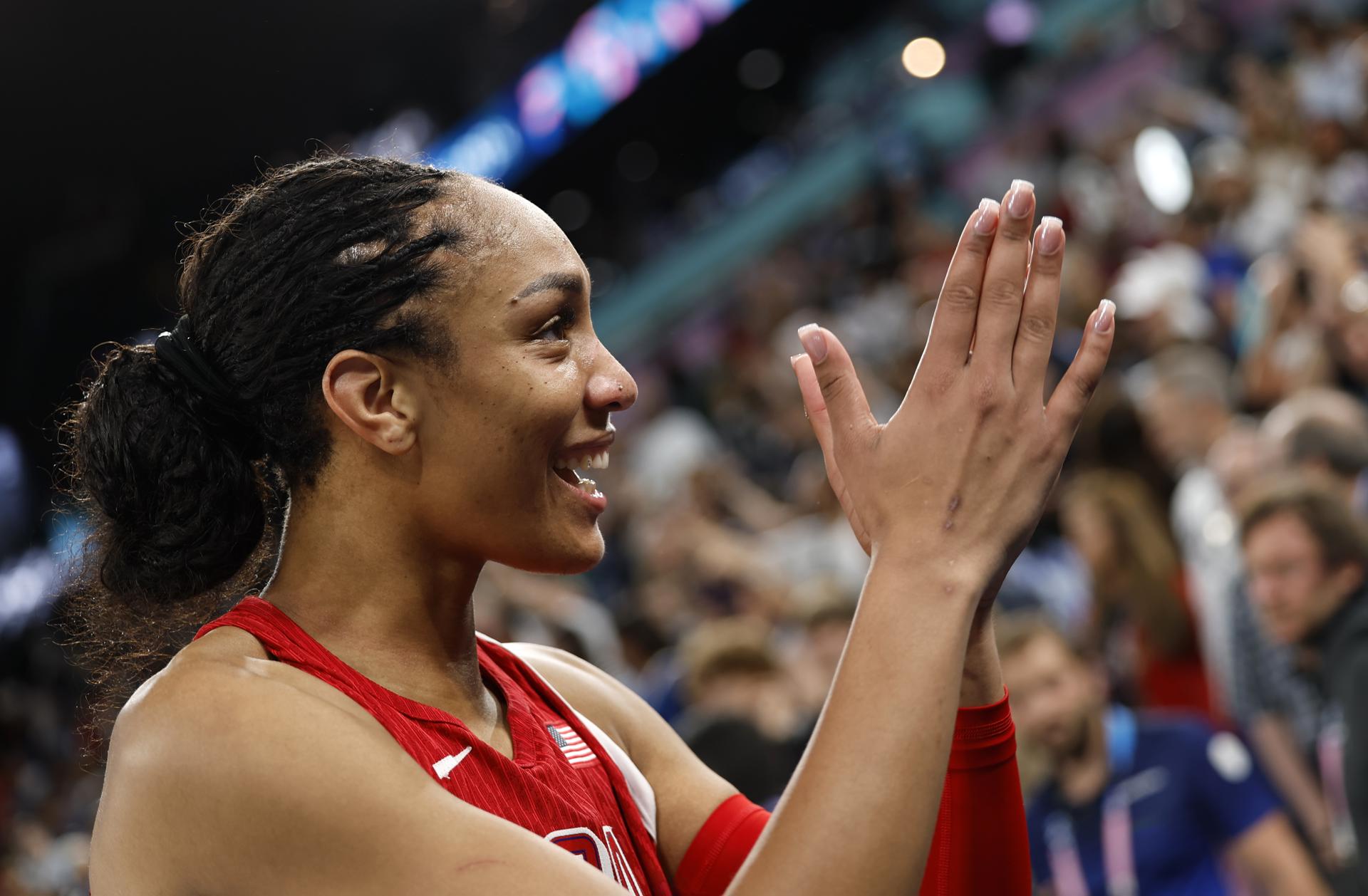 74-88: Estados Unidos tira el último cuarto pero Stewart y Wilson la meten en ‘semis’ A'ja Wilson, pívot de la selección de Estados Unidos, fue registrada este miércoles, 7 de agosto, al celebrar el triunfo de su equipo 74-88 sobre Nigeria y su paso a las semifinales del baloncesto femenino de los Juegos Olímpicos de París 2024, en el coliseo Bercy Arena de París (Francia). EFE/Caroline Brehman
