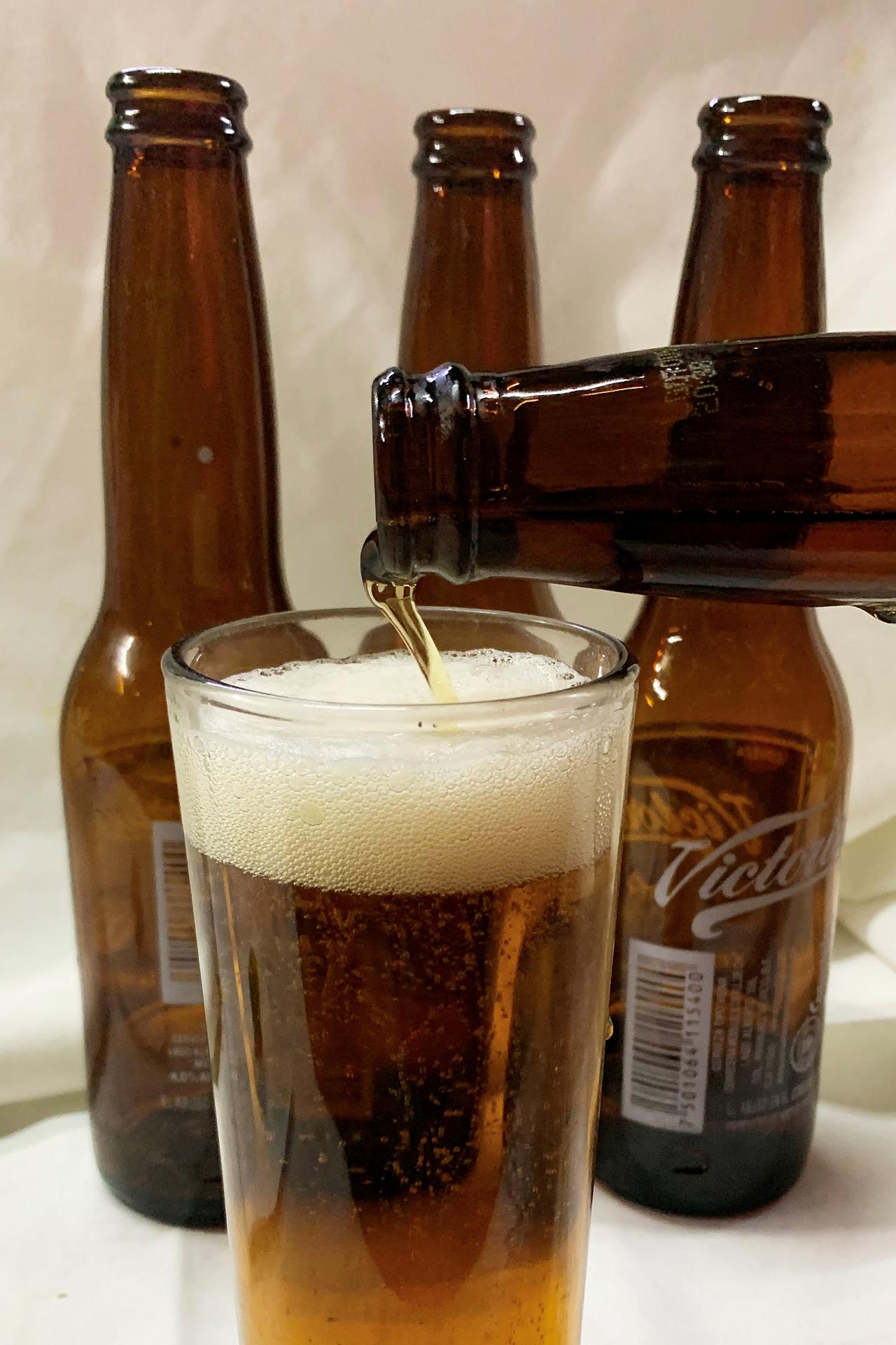 Cuatro de cada 10 adultos mexicanos consumen de forma excesiva alcohol, advierten ONG Una persona sirve una cerveza en Ciudad de México (México). Imagen de archivo. EFE/ José Pazos