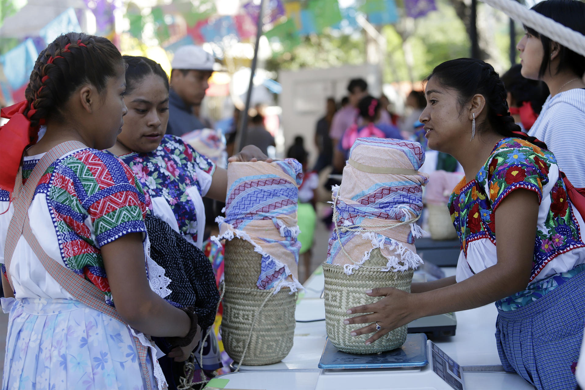 Mujeres honran la tradición de la tortilla con carrera de 5 km en el centro de México Mujeres coapeñas participan en la tradicional 'Carrera de la Tortilla' este domingo, en el poblado de Santa María Coapan, municipio de Tehuacán, Puebla (México). EFE/ Hilda Ríos