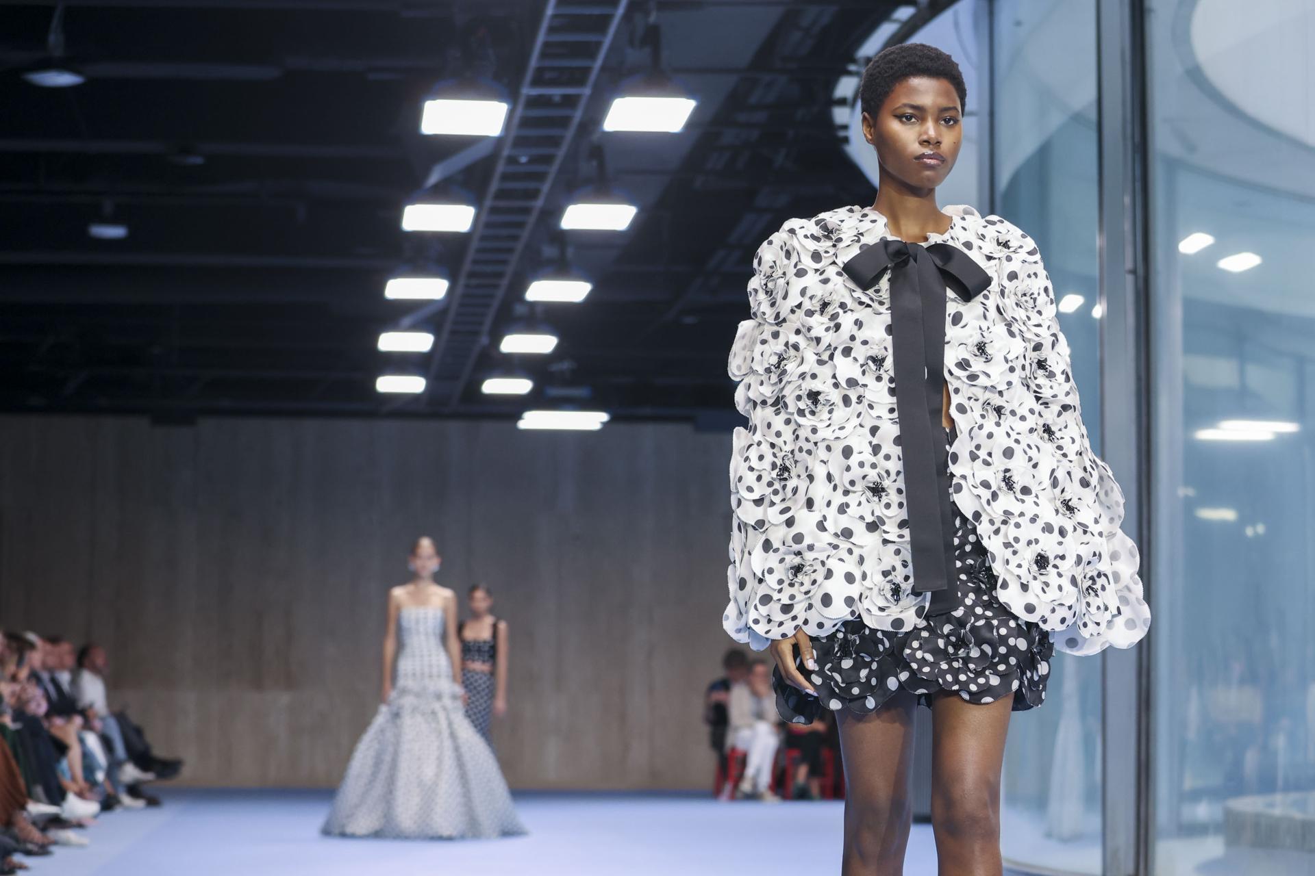 Carolina Herrera expone en Nueva York una colección floral con un guiño a Georgia O’Keeffe EFE/EPA/SARAH YENESEL