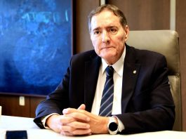 El director de la OPS: “El 90 % de muertes por dengue pueden evitarse” Fotografía del 27 de septiembre de 2024 cedida por la Organización Panamericana de la Salud (OPS) donde aparece su director, el brasileño Jarbas Barbosa, durante una entrevista con EFE en la sede del organismo en Washington (EE.UU.). EFE/David Spitz/OPS/OMS /SOLO USO EDITORIAL /NO VENTAS /SOLO DISPONIBLE PARA ILUSTRAR LA NOTICIA QUE ACOMPAÑA /CRÉDITO OBLIGATORIO