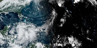 Florida declara en emergencia a 41 condados ante la amenaza de un posible huracán Fotografía satelital cedida este lunes por la Oficina Nacional de Administración Oceánica y Atmosférica (NOAA) a través del Centro Nacional de Huracanes (NHC) estadounidense donde se muestra la localización del ciclón tropical nueve en el Caribe. EFE/NOAA-NHC /SOLO USO EDITORIAL/SOLO DISPONIBLE PARA ILUSTRAR LA NOTICIA QUE ACOMPAÑA (CRÉDITO OBLIGATORIO)