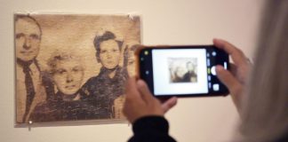 Los retratos conceptuales de González-Torres vuelven a Washington 30 años después Una persona toma una foto a la obra 'Untitled (Klaus Barbie as a Family)' ('Klaus Barbie en familia'), un rompecabezas con impresión en bolsa de plástico del artista cubano estadounidense Félix González-Torres, durante la presentación de la exhibición 'Felix González-Torres: Always to return' este jueves, en la Galería Nacional de Retratos en el centro de Washington (EE. UU). EFE/Lenin Nolly