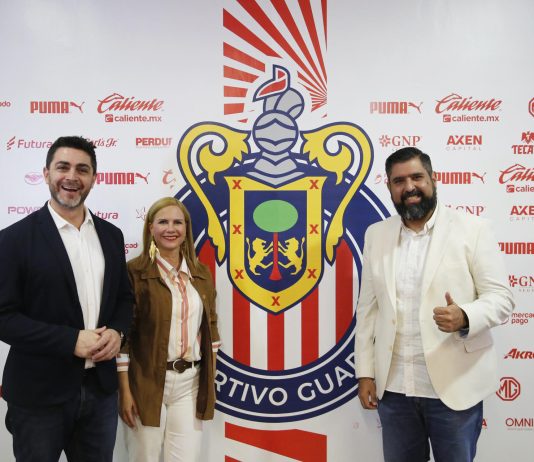 La industria de los videojuegos crece en México con 70 millones de ‘gamers’ El director para las Américas de GGTech Entertainment, Juan Diego García (i), junto a la gerente de ventas espectáculos del club deportivo Chivas, Ana Cristina Jaime (c), y el gerente de planeación estratégica comercial e innovación de Chivas, Santiago Montes (d), posan al finalizar una rueda de prensa este jueves, en la Ciudad de Guadalajara, en Jalisco (México). EFE/ Francisco Guasco