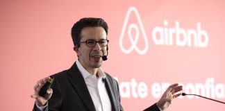 Airbnb denuncia restricciones “anticompetitivas” al alquiler aprobadas en Ciudad de México El director general de Airbnb México, Ángel Terral, habla durante una rueda de prensa en la Ciudad de México (México). Archivo. EFE/José Méndez