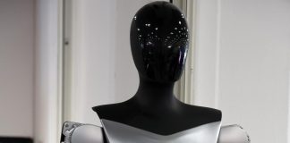 El robot humanoide de Tesla presentado con el Cybercab era controlado remotamente Archivo.EFE/EPA/SEBASTIEN NOGIER