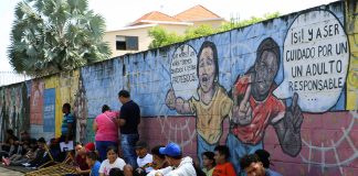 Proyecto de UE y FAO en Centroamérica logra mejorar ingresos para reducir ola migratoria Imagen de migrantes que hacen fila en las oficinas migratorias en Tegucigalpa, Honduras. EFE/Juan Manuel Blanco