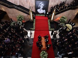 México rinde homenaje póstumo a Silvia Pinal, que trabajó con Buñuel en los años 60 Familiares y amigos participan en el homenaje de la actriz mexicana Silvia Pinal, este sábado en el Palacio de Bellas Artes en Ciudad de México (México). EFE/ Sáshenka Gutiérrez