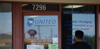 La creación de empleo en EE.UU. se desploma en octubre a cuatro días de las elecciones Archivo. EFE/EPA/ALLISON DINNER