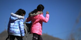 Casi 15.000 niñas mexicanas quedaron embarazadas desde 2023 Fotografía de archivo que muestra a dos menores mientras caminan rumbo a la escuela de su comunidad. EFE/ Luis Torres