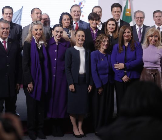 Sheinbaum y los empresarios de México arman un frente unido contra los aranceles de Trump La presidenta de México, Claudia Sheinbaum (c), posa con empresarios durante una conferencia de prensa en Palacio Nacional, este miércoles en Ciudad de México (México). EFE/ Isaac Esquivel