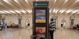 Lluvias y nieve en EE.UU. durante los festivos por el Día de Acción de Gracias Una persona espera la llegada de un tren este miércoles en la estación Gran Central de Nueva York (EE.UU.). EFE/Ángel Colmenares