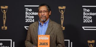 Percival Everett y Jason De León, de origen mexicano, ganan el National Book Award de EEUU Fotografía del 12 de noviembre de 2024 del escritor estadounidense, Percival Everett, sosteniendo un ejemplar de su libro "James" durante la ceremonia de entrega del Premio Booker 2024 en Londres (Gran Bretaña). EFE/ Andy Rain