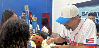 Fundación de Bad Bunny entrega en Puerto Rico regalos a niños y jóvenes por Navidad Fotografía cedida por la Fundación Good Bunny del cantante puertorriqueño Bad Bunny durante una entrega de regalos, este martes durante el evento 'Bonita tradición', en el municipio de Aguas Buenas (Puerto Rico). EFE/ Fundación Good Bunny / SOLO USO EDITORIAL/ SOLO DISPONIBLE PARA ILUSTRAR LA NOTICIA QUE ACOMPAÑA (CRÉDITO OBLIGATORIO)