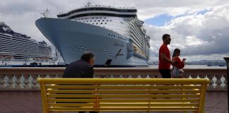 La industria turística de Puerto Rico registra 5.300 nuevos empleos en este año Personas caminan frente a un crucero en el Puerto de San Juan, en San Juan (Puerto Rico). Imagen de archivo. EFE/ Thais Llorca