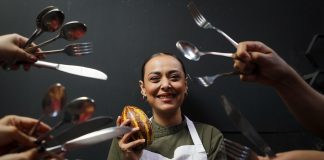 Chefs en México documentan recetas gastronómicas ancestrales para evitar su desaparición La chef mexicana Lupita Vidal, posa durante una entrevista con EFE este lunes, en Guadalajara (México). EFE/ Francisco Guasco