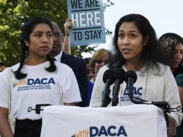 Juez bloquea una norma de Biden que daba acceso a los “soñadores” a planes médicos Imagen de archivo de la "soñadora" Indira Islas durante una conferencia de prensa por el décimo aniversario de la promulgación del programa Acción Diferida para los Llegados en la Infancia (DACA), celebrada cerca del edificio del Congreso en Washington (Estados Unidos). EFE/ Lenin Nolly