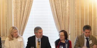 Canciller mexicano se reúne con inversionistas de EE.UU. para analizar revisión del T-MEC Fotografía cedida este viernes por la Secretaría de Relaciones Exteriores (SRE), del canciller mexicano, Juan Ramón de la Fuente (c), durante una reunión con inversionistas estadounidenses en la ciudad de Nueva York (EE.UU.). EFE/SRE/SOLO USO EDITORIAL/SOLO DISPONIBLE PARA ILUSTRAR LA NOTICIA QUE ACOMPAÑA (CRÉDITO OBLIGATORIO)