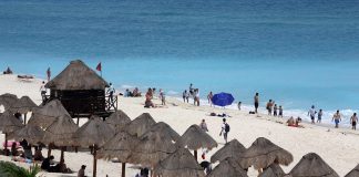 El turismo internacional en México creció un 15,9 % interanual en octubre Fotografía de archivo que muestra turistas en una playa del balneario de Cancún, en Quintana Roo (México). EFE/ Alonso Cupul