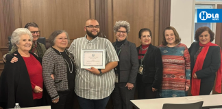 Joven estudiante recibe beca universitaria