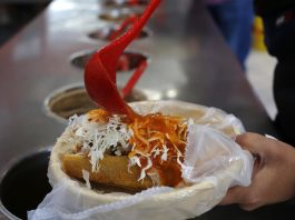 La torta, el sándwich mexicano que conquista a la plataforma Taste Atlas y al mundo Fotografía del 25 de enero de 2025 de una persona degustando una ‘torta ahogada’, en un comercio de la ciudad de Guadalajara, Jalisco (México). EFE/ Francisco Guasco