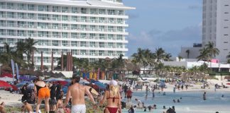 El turismo internacional en México crece un 13,2 % en noviembre Turistas disfrutan de las playas del balneario de Cancún en Quintana Roo (México). Imagen de archivo. EFE/ Alonso Cupul