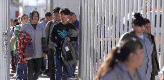 El epicentro de la maquila mexicana pierde 45.000 empleos por la incertidumbre arancelaria Trabajadores caminan luego de una jornada laboral en una maquiladora el 17 de febrero de 2025, en Ciudad Juárez en Chihuahua (México). EFE/ Luis Torres