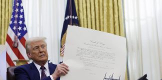 Trump firma una orden para cortar los fondos a escuelas que obliguen a vacunarse anticovid EFE/EPA/JASON ANDREW / POOL