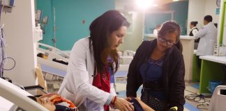 Una persona tarda hasta 10 años en recibir un diagnóstico de una enfermedad rara en México Imagen de archivo de un paciente acompañado por su madres es atendido durante su consulta en un Hospital Civil de Guadalajara (México). EFE/Francisco Guasco