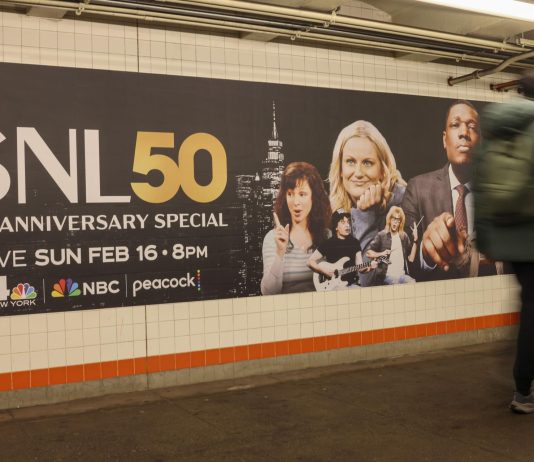 “En directo desde Nueva York…”, Saturday Night Live cumple 50 años de risas Una persona camina frente a un anuncio conmemorativo del especial del 50 aniversario del programa Saturday Night Live (SNL) el 12 de febrero de 2025 en la estación de metro Rockefeller Center en Nueva York (EE.UU.). EFE/Sarah Yenesel