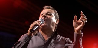 Ismael Miranda celebra sus 75 años agradecido del “amor y respeto” de su público Fotografía de archivo del 18 de marzo de 2007 donde aparece el cantante puertorriqueño Ismael Miranda durante una presentación en el XXIV Día Nacional de la Salsa celebrado en el estadio Hiram Bithorn en San Juan (Puerto Rico). EFE/Thais Llorca