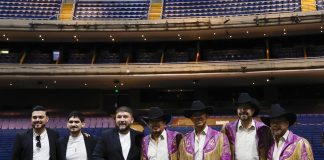 La Banda El Recodo podría hacer un homenaje a la fallecida Paquita la del Barrio Los integrantes de los grupos de música regional mexicana Banda El Recodo (i) y la banda Machos posan durante una rueda de prensa este miércoles, en el Auditorio Telmex, en Guadalajara (México). EFE/ Francisco Guasco