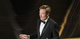 Conan O’Brien saluda a la audiencia de los Óscar en español, hindi y chino El cómico y presentador Conan O'Brien fue registrado este domingo, 2 de marzo, durante la gala 97 de los Premios Óscar, en el TeatroDolby de Hollywood, en Los Ángeles (CA, EE.UU.). EFE/Allison Dinner