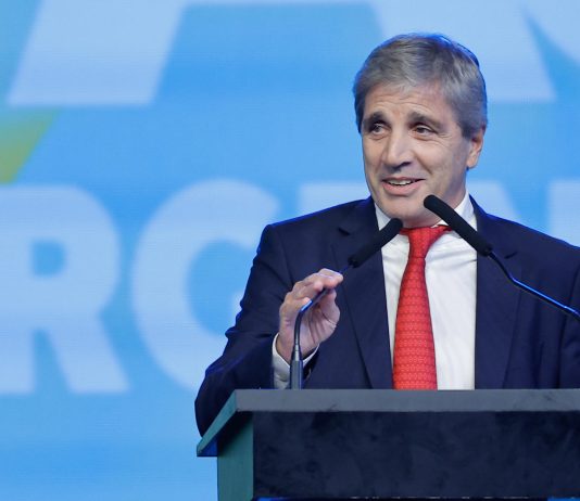 El FMI confirma que el volumen del futuro préstamo para Argentina será “considerable” El ministro de Economía de Argentina, Luis Caputo. Imagen de archivo. EFE/ Juan Ignacio Roncoroni
