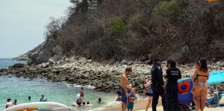 Desapariciones de visitantes y muertes alertan a Oaxaca, joya turística del sur de México Policías del estado resguardan una playa este martes en el balneario de Huatulco en Oaxaca (México). EFE/ Jesús Méndez