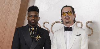 Adrian Quesada, nominado al Óscar, asegura que se necesita más “diversidad” en EE.UU. Los músicos y compositores estadounidenses Abraham Alexander (i) y Adrian Quesada (d) fueron registrados este domingo, 2 de marzo, a su llegada a la alfombra roja de la edición 97 de los Premios Óscar, en el Teatro Dolby de Hollywood, en Los Ángeles (CA, EE.UU.). EFE/Caroline Brehman