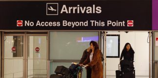 Países europeos actualizan advertencias de viaje a EEUU tras casos de turistas detenidos Pasajeros salen de la zona de aduana estadounidense en el área internacional del aeropuerto Logan en Boston (EE.UU.). Imagen de archivo. EFE/CJ GUNTHER