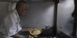 Taco mexicano, más nutritivo y sostenible si su base es de verduras y leguminosas: experta Fotografía de archivo del 17 de mayo de 2024 donde se observa a Jacinto RodrÌguez, trabajador de la taqueria 'El Califa' en Ciudad de México (México). EFE/ Isaac Esquivel