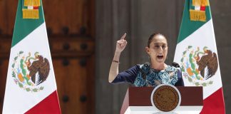 Sheinbaum: México colaborará para que el fentanilo no llegue a EE.UU. y que haya diálogo La presidenta de México, Claudia Sheinbaum, habla en una asamblea pública este domingo, en el Zócalo de la Ciudad de México (México). EFE/Mario Guzmán