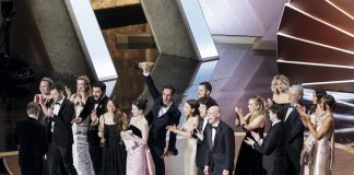 ‘Anora’ se impone con cinco premios en la 97 edición de los Óscar El elenco y el equipo aceptan el Oscar a la Mejor Película por 'Anora' durante la 97a ceremonia anual de los Premios de la Academia en el Dolby Theatre en el barrio de Hollywood de Los Ángeles, California, Estados Unidos, el 2 de marzo de 2025. EFE/EPA/ALLISON DINNER