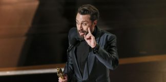 Kieran Culkin se alza con el Óscar a mejor actor de reparto por ‘A Real Pain’ El actor estadounidense Kieran Culkin fue registrado este domingo, 2 de marzo, tras recibir el premio Óscar a mejor actor de reparto por su papel en la película 'A Real Pain', durante edición 97 de la gala, en el Teatro Dolby de Hollywood, en Los Ángeles (CA, EE.UU.). EFE/Allison Dinner