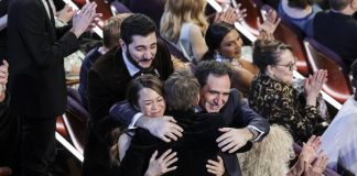 ‘Anora’, ‘Wicked’ y ‘Emilia Pérez’ empatan con dos Óscar cada una, en la mitad de la gala Sean Baker (C) celebra tras ganar el Óscar a Mejor Montaje por Anora durante la 97.ª ceremonia anual de los Premios de la Academia en el Teatro Dolby, en el barrio de Hollywood, Los Ángeles, California, EE.UU. EFE/EPA/ALLISON DINNER